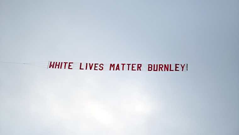 Este fue el mensaje que se vio en el estadio del Manchester City en el partido contra el Burnley. (Foto Prensa Libre: EFE)