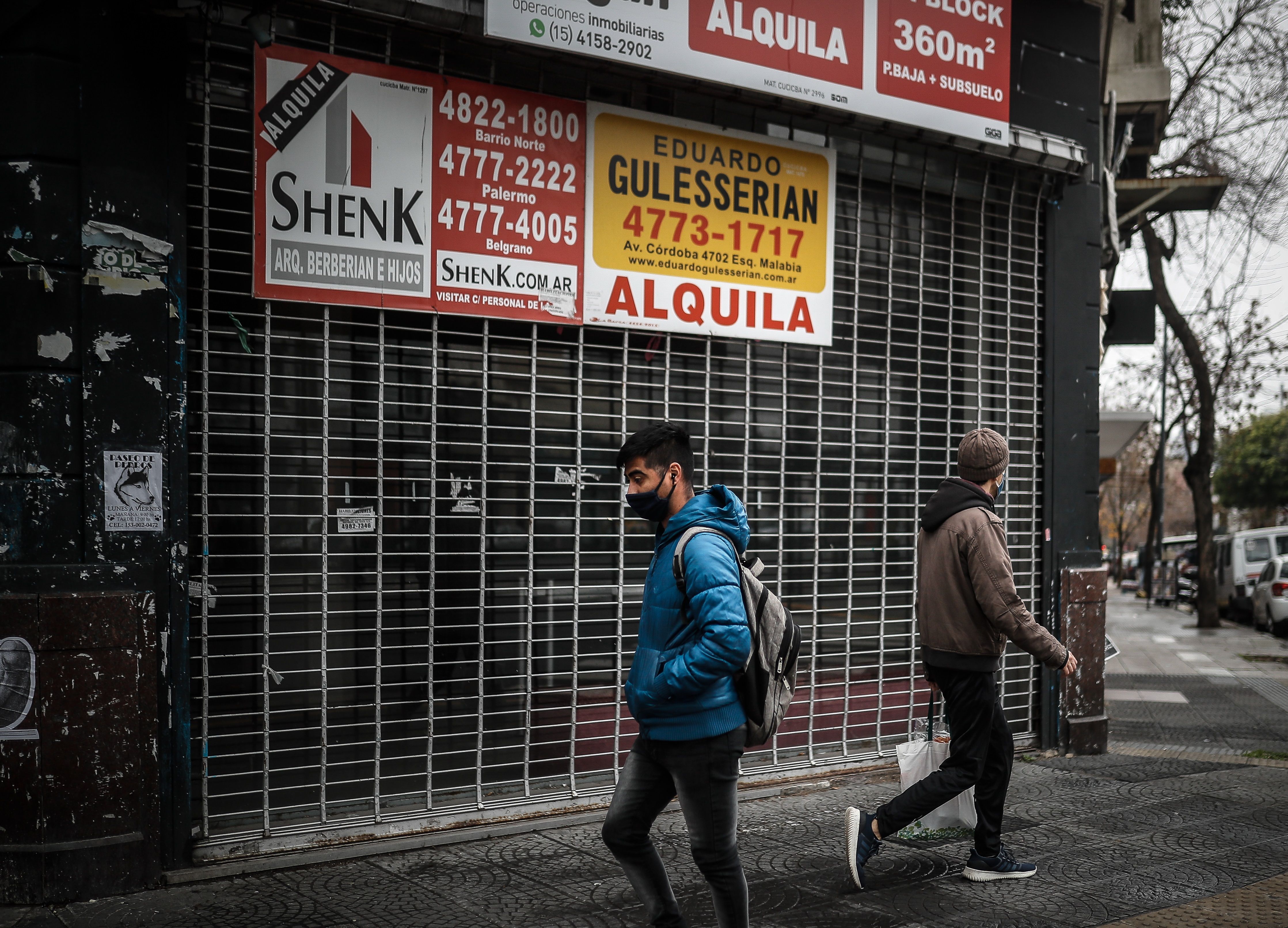 Locales comerciales han cerrado en muchas partes del mundo a causa del coronavirus. (Foto Prensa Libre: EFE)