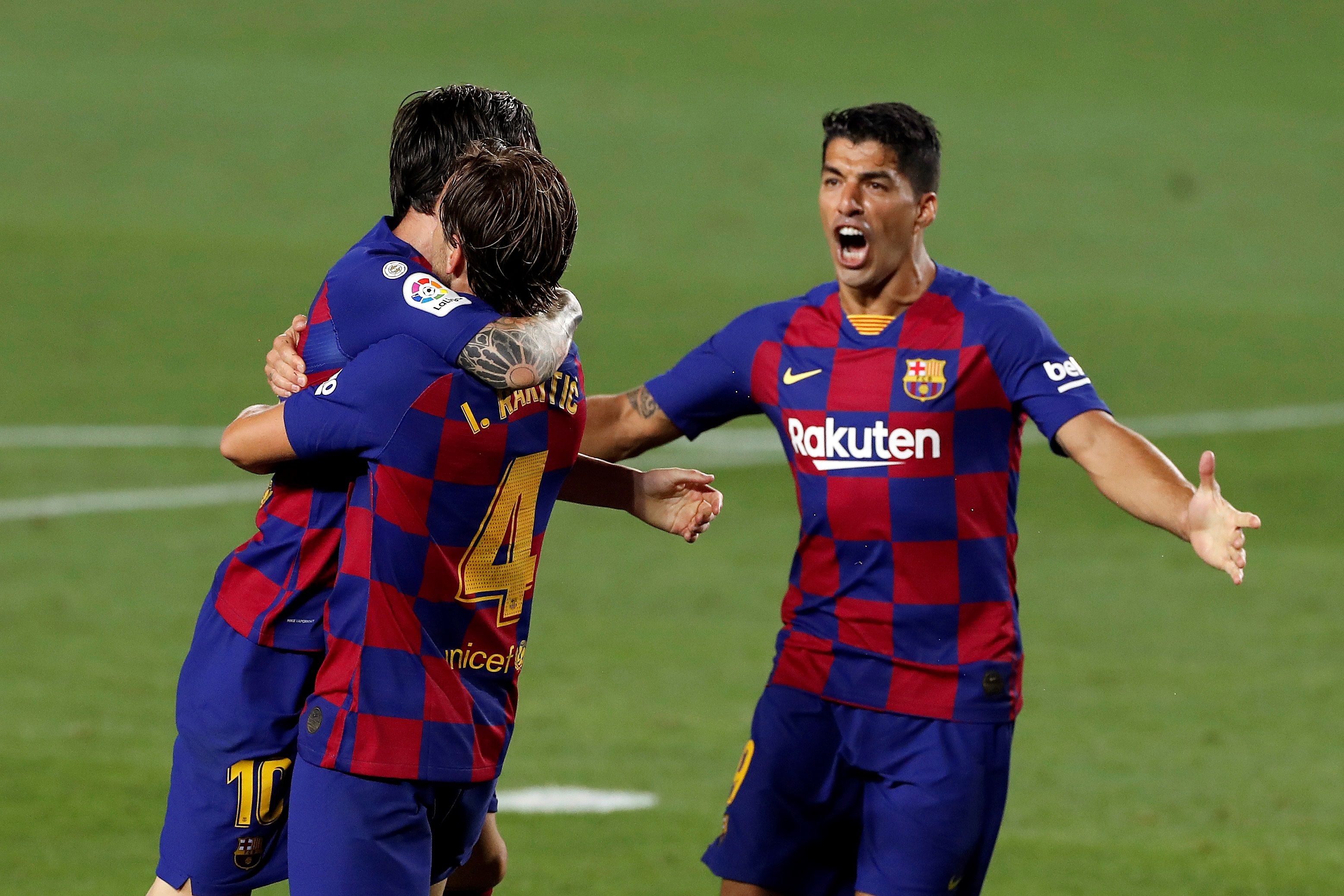 Los jugadores del FC Barcelona, el argentino Leo Messi, el croata Ivan Rakitic y el uruguayo Luis Suárez, celebran el gol del equipo blaugrana. (Foto Prensa Libre: EFE)