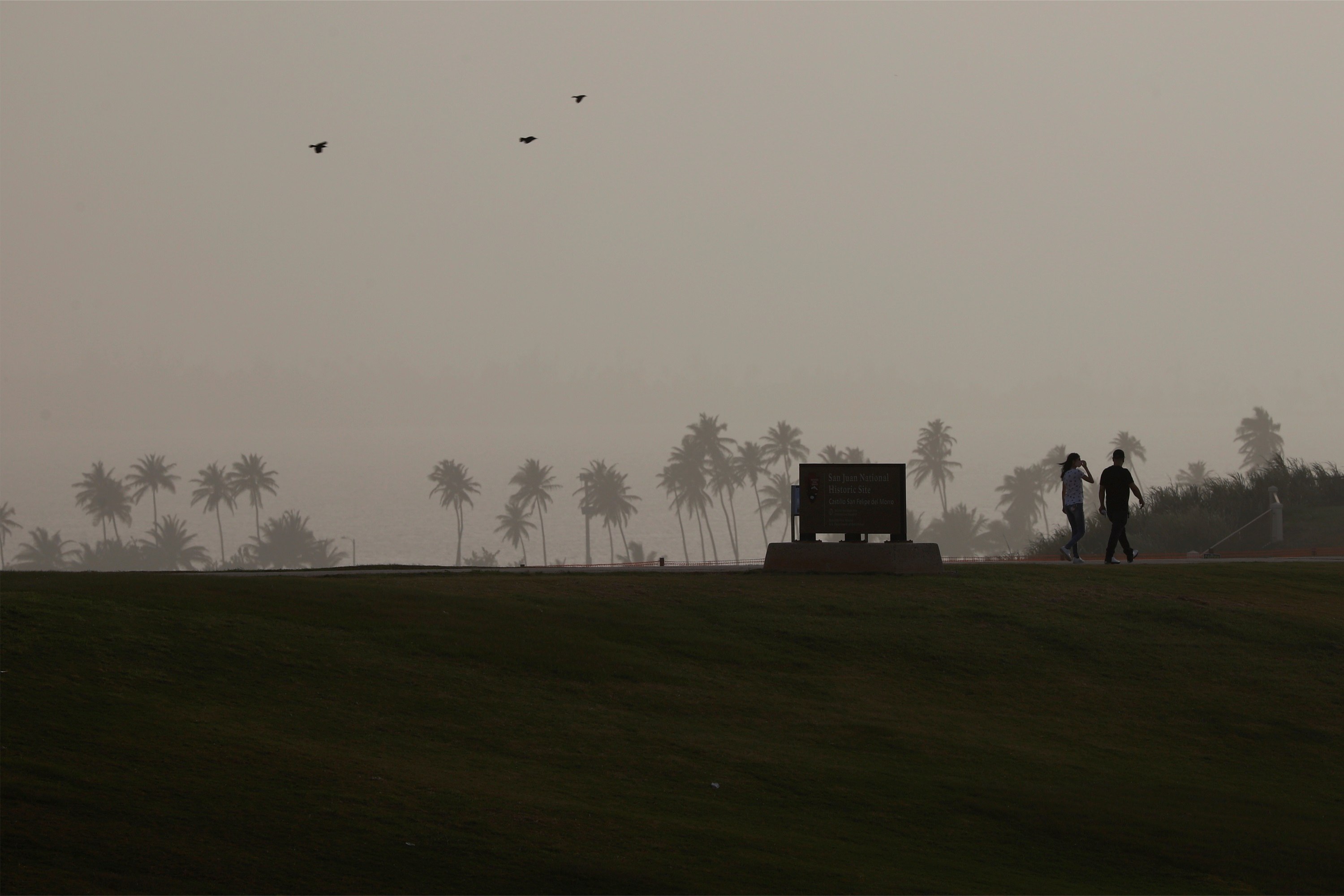 AME8454. SAN JUAN (PUERTO RICO), 23/06/2020.- El polvo del Sahara es visto en el campo del Castillo San Felipe del Morro (Puerto Rico). Puerto Rico amaneció este martes envuelto en polvo del Sahara, un evento que no sucedía con tal intensidad desde hace 50 años y que ha llevado a las autoridades a catalogar el aire de "muy insano" ya que las concentraciones de arena son "altas". EFE/Thais Llorca