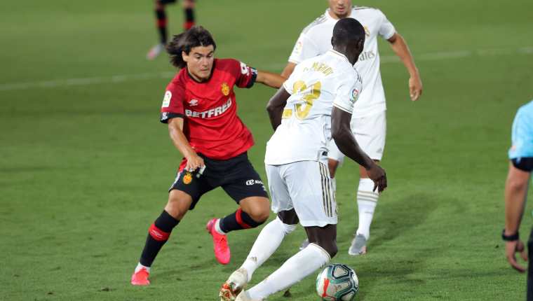 El centrocampista mexicano-argentino  del Real Mallorca, Luka Romero (i), se convierte en el jugador mas joven en debutar en la liga española. (Foto Prensa Libre: EFE)