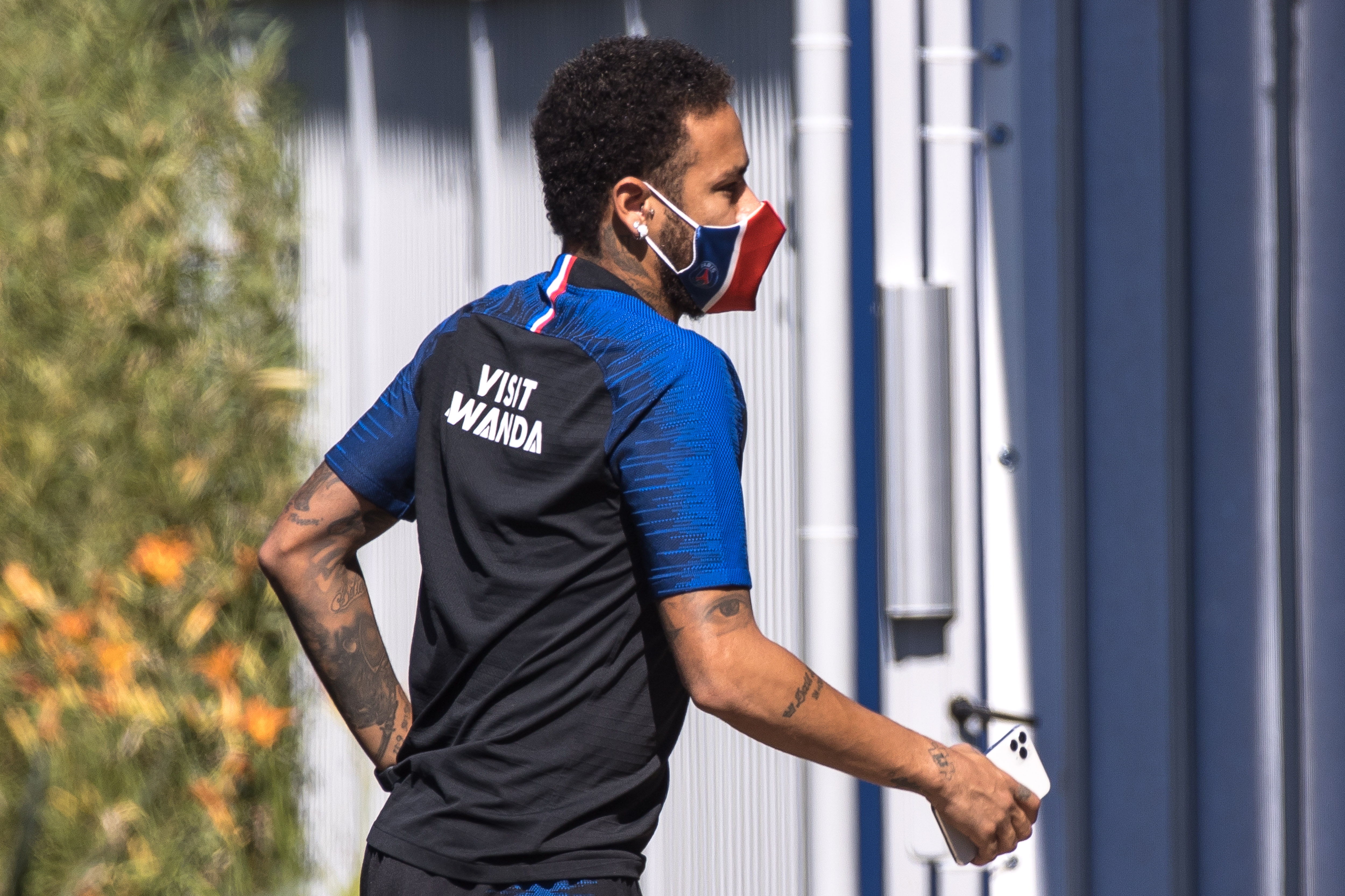 Neymar se presentó este jueves a entrenar con el París Saint-Germain. (Foto Prensa Libre: EFE)