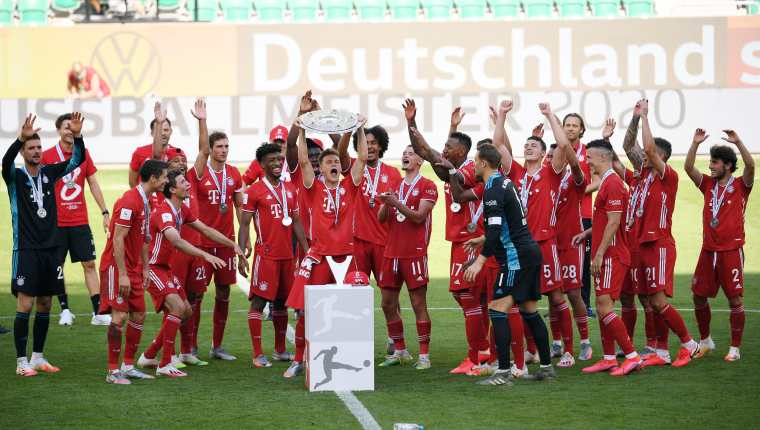 Los jugadores del Bayern festejan con el plato de campeón, tras concluir la temporada como los mejores de Alemania. (Foto Prensa Libre: EFE).