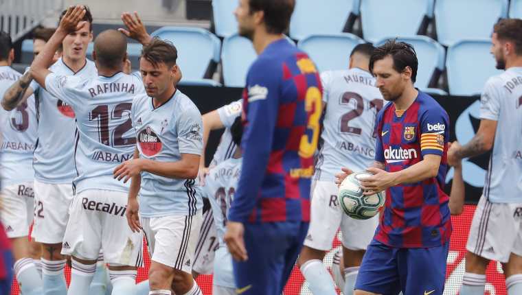 Los jugadores del Celta celebran el gol de Iago Aspas (2-2) durante el partido contra el FC Barcelona correspondiente a la jornada 32 de LaLiga Santander. (Foto Prensa Libre: EFE)
