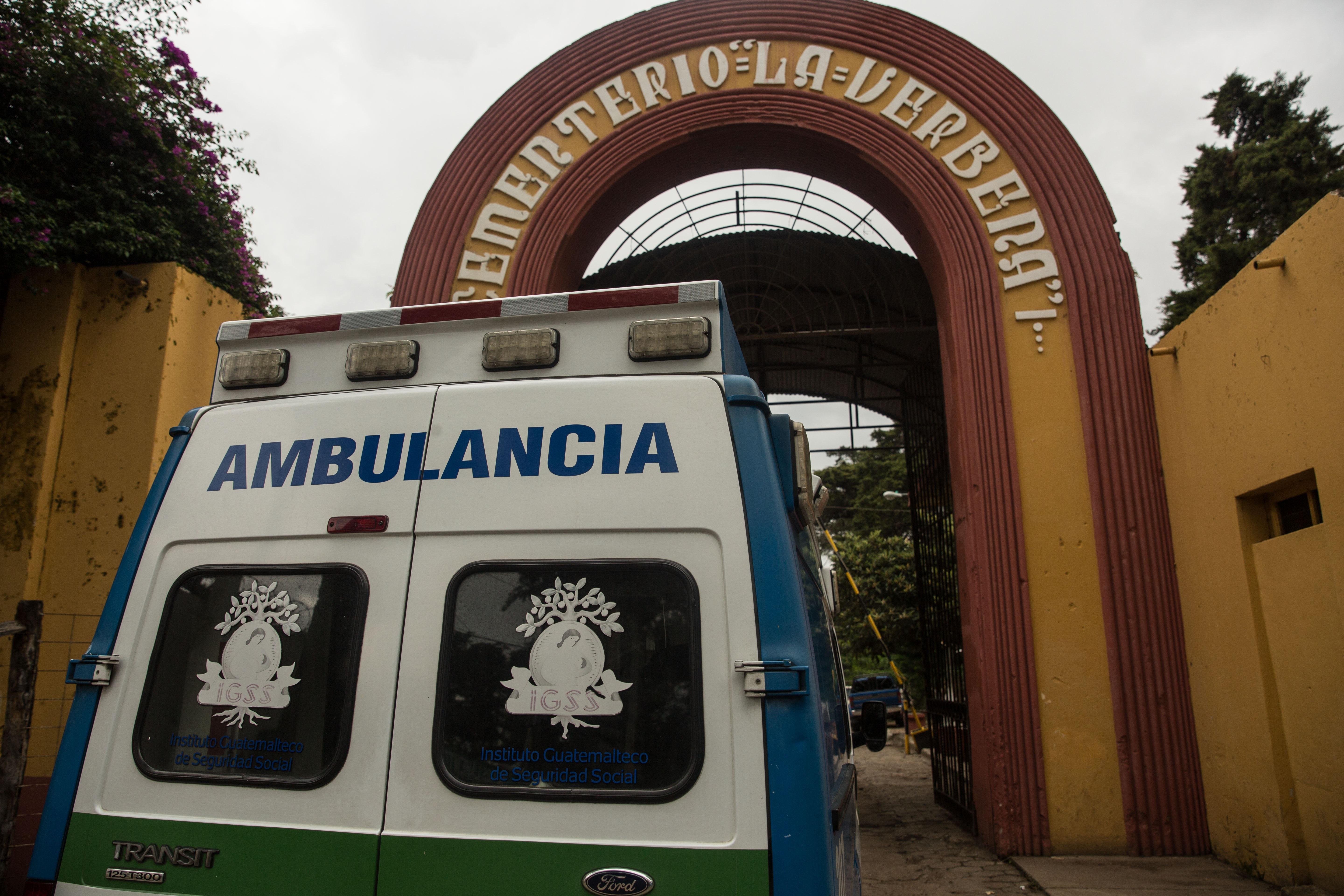 Una ambulancia del Igss ingresÃ³ al cementerio con el cuerpo de una persona para ser enterrado. Foto Prensa Libre: EFE