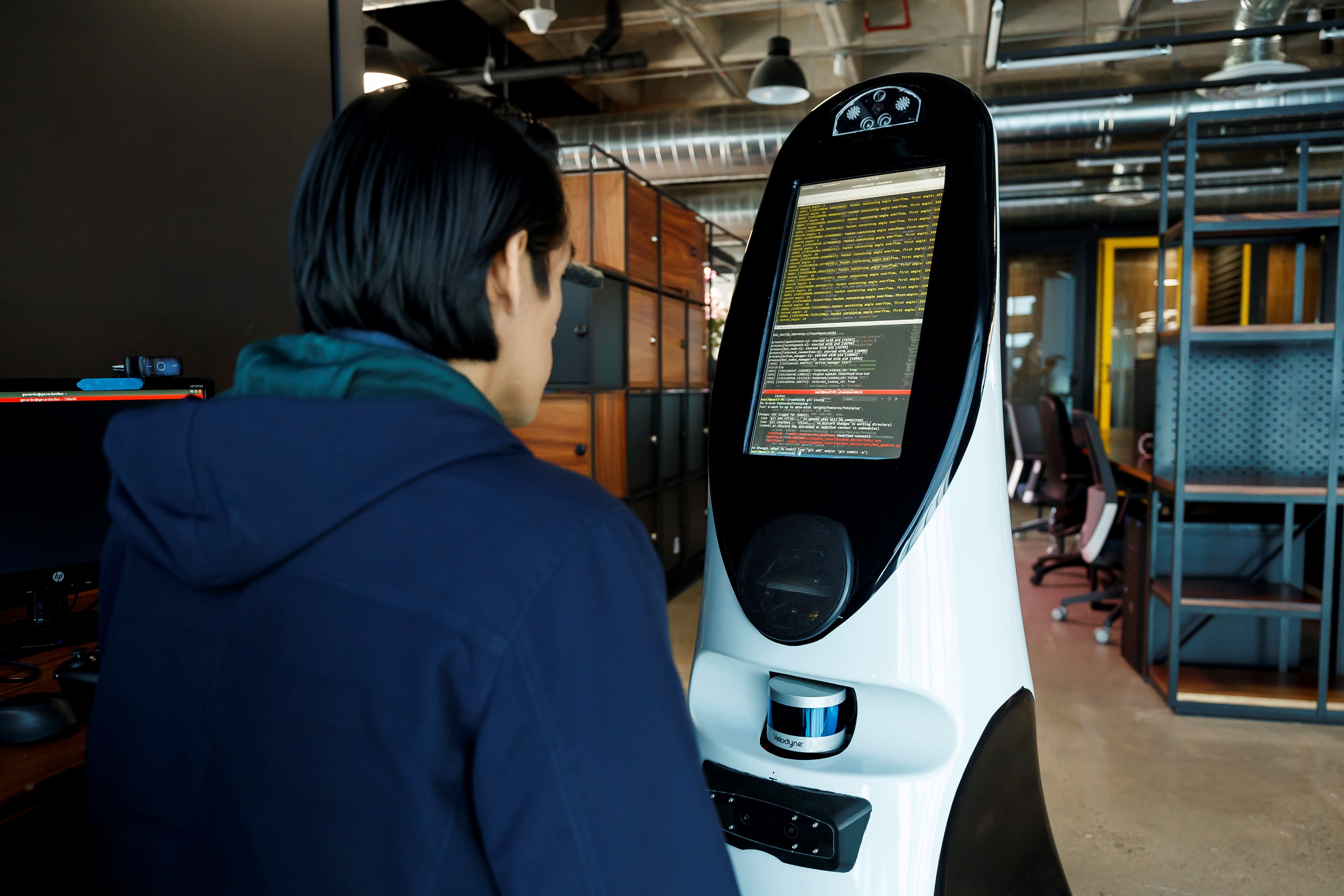 El robot mexicano es capaz de medir la temperatura y el oxígeno en la sangre, e interactuar verbalmente con pacientes para identificar síntomas de coronavirus. (Foto Prensa Libre: EFE)