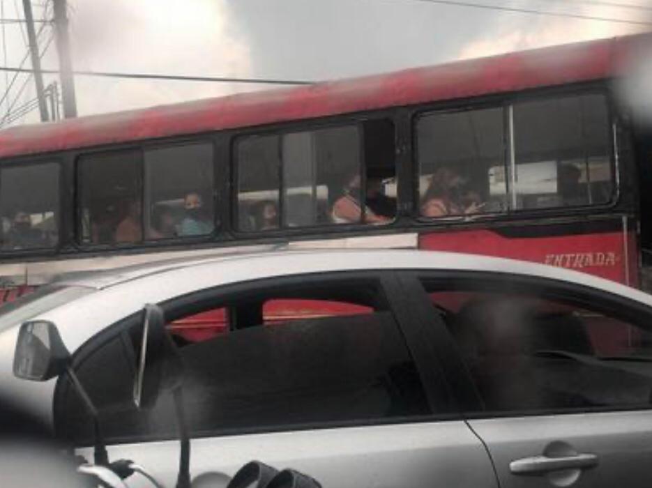 El bus rojo captado cuando circulaba en Mixco, el 10 de junio. (Foto Prensa Libre: Facilitada por Amílcar Montejo, director de comunicación de Emetra).