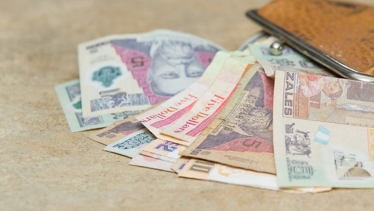 Un listado de gastos diario es una de las plantillas que podría cambiar la forma en la que maneja su dinero. (Foto Prensa Libre: Shutterstock)