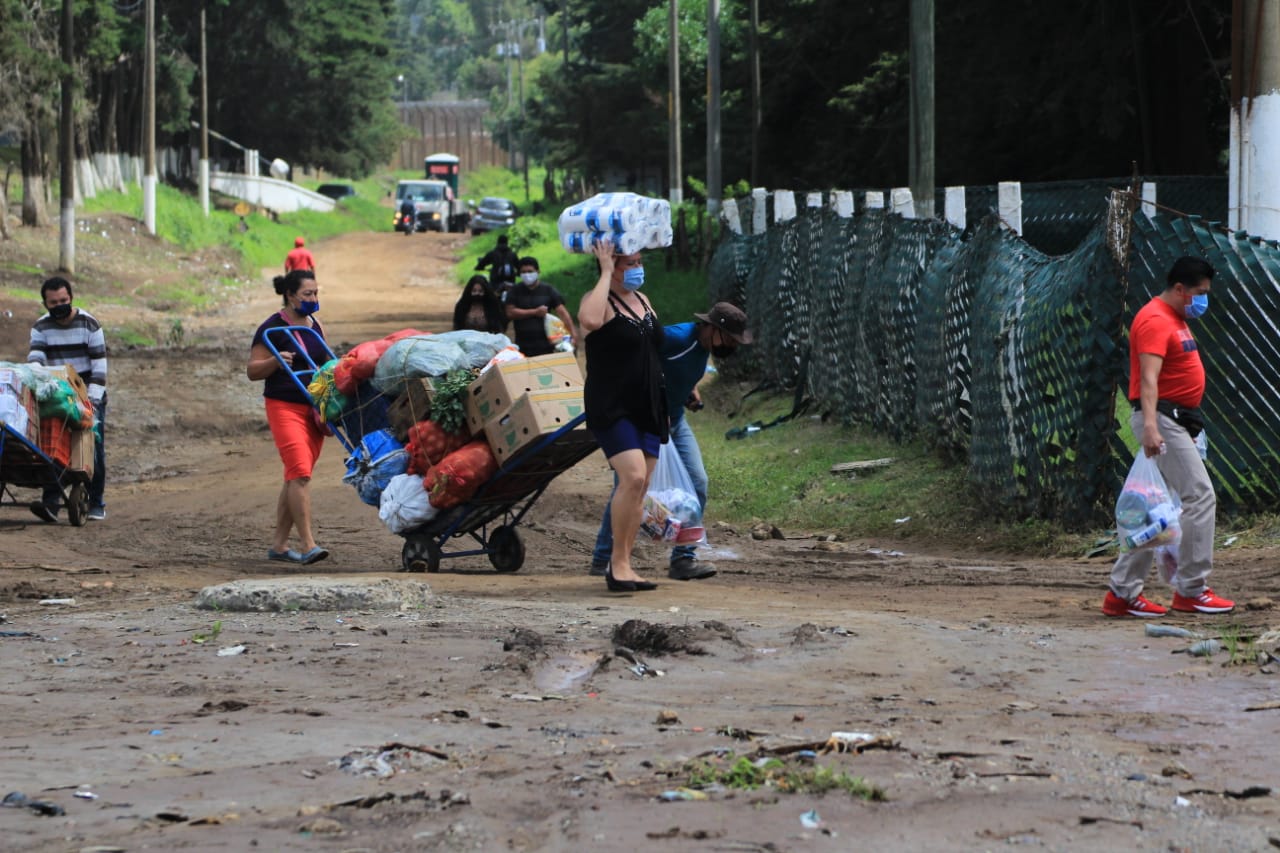 Familias entregan encomiendas a reos de Pavón. (Foto Prensa Libre: Byron García)