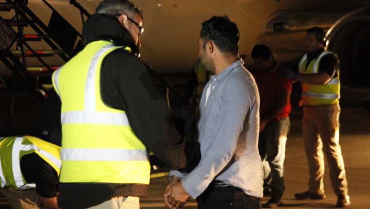 Los migrantes antes de ser deportados pasan por una inspección médica. (Foto Prensa Libre: Hemeroteca PL)