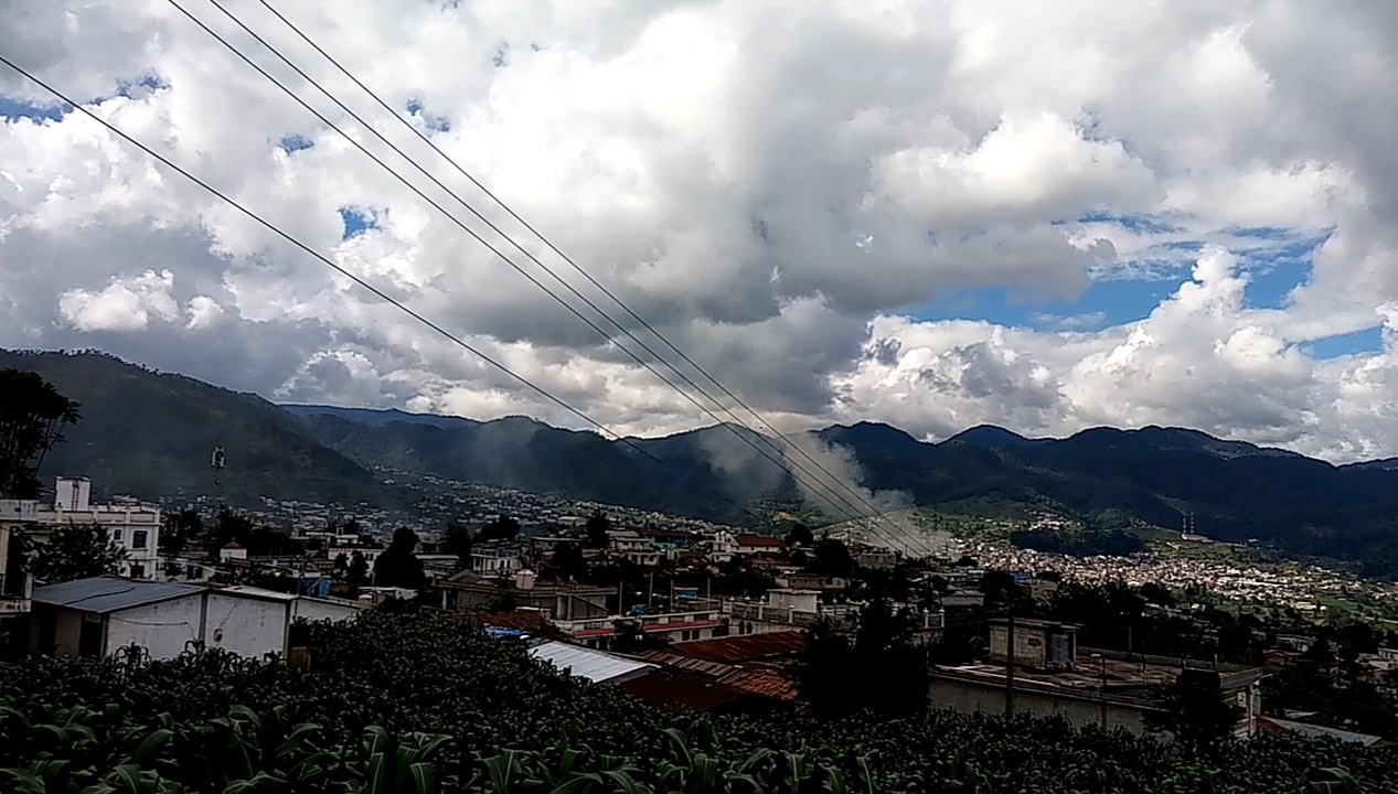 Humo de la vivienda incendiada se observa en Chirijox, Santa Catarina Ixtahuacán. (Foto Prensa Libre: Raúl Juárez)