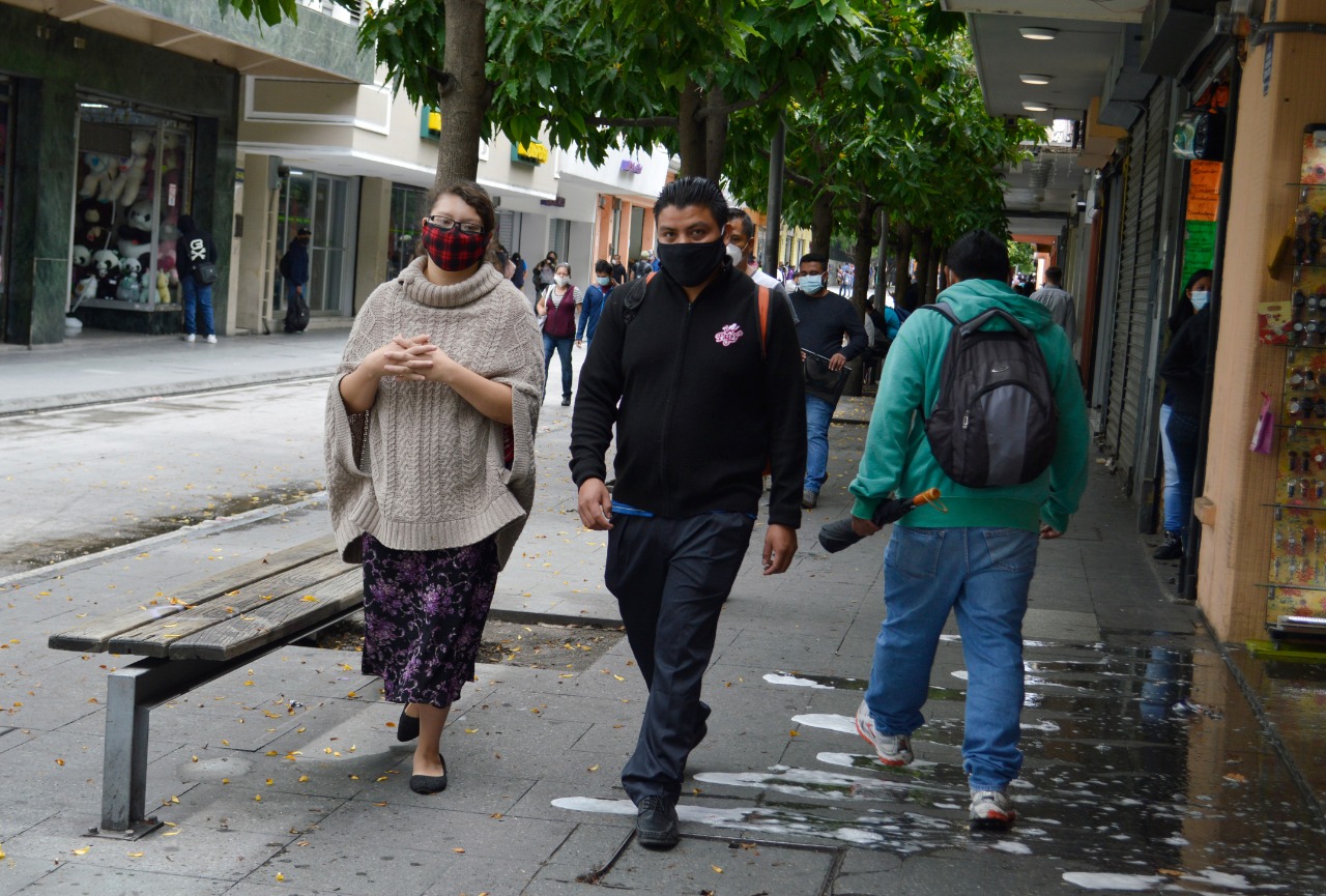 Personas caminan en el Paseo de la Sexta, zona 1, el 1 de junio de 20202. (Foto Prensa Libre: María René Gaitán).