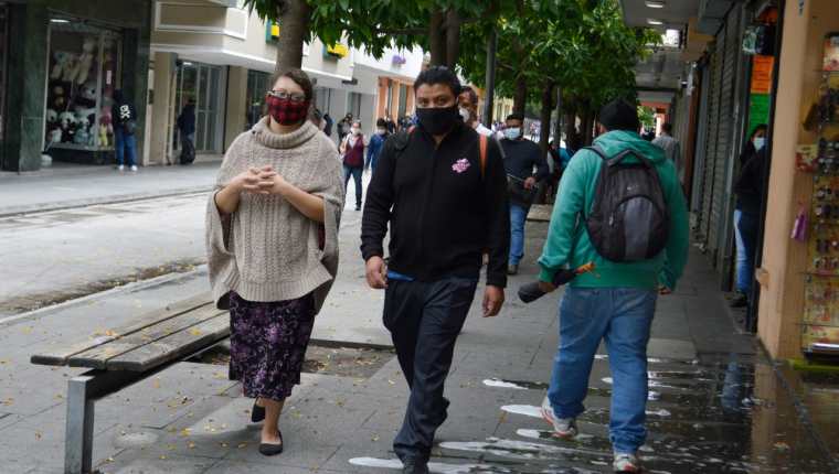 Personas caminan en el Paseo de la Sexta, zona 1, el 1 de junio de 20202. (Foto Prensa Libre: María René Gaitán).