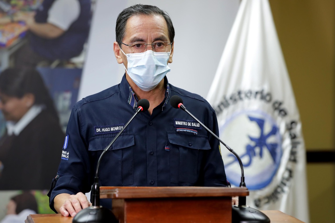 El ministro de Salud, Hug Monrroy, se encargó de actualizar los datos por coronavirus en un fin de semana en que fallecieron 33 personas por esa enfermedad. (Foto Prensa Libre: Cortesía) 