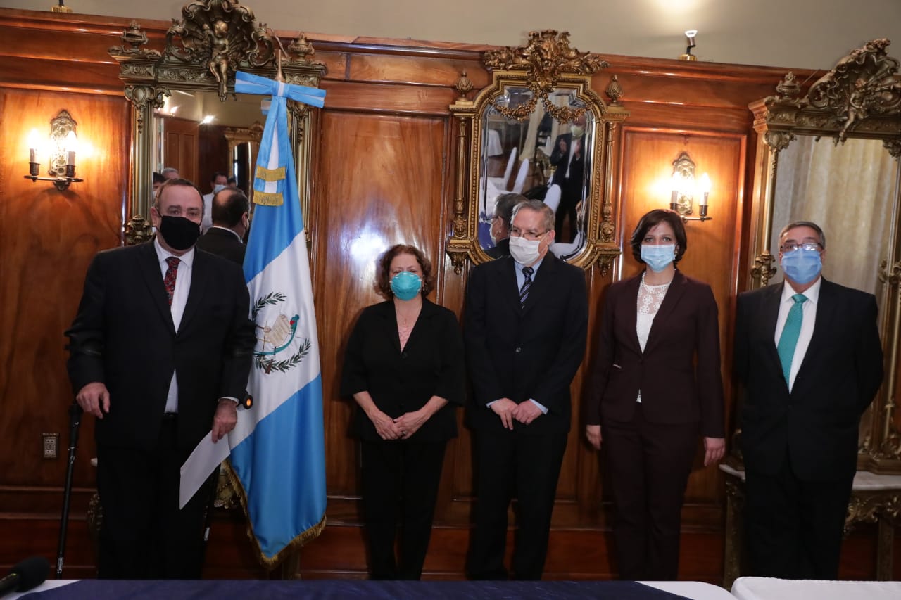 El presidente Alejandro Giammattei junto a los nuevos funcionarios del Ministerio de Salud. (Foto Prensa Libre: Presidencia).