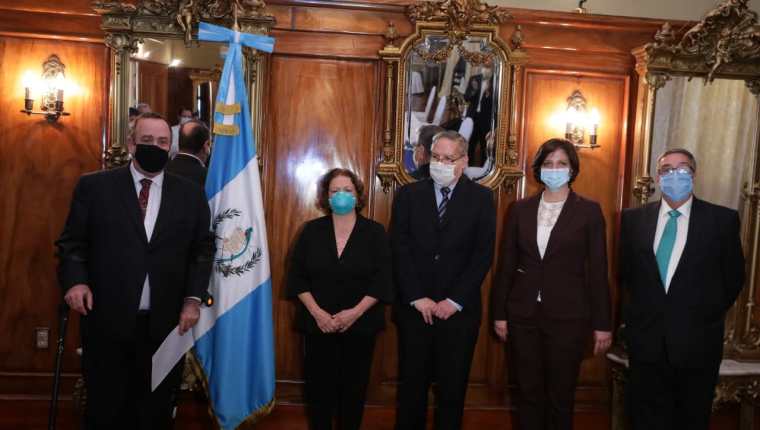 El presidente Alejandro Giammattei junto a los nuevos funcionarios del Ministerio de Salud. (Foto Prensa Libre: Presidencia).