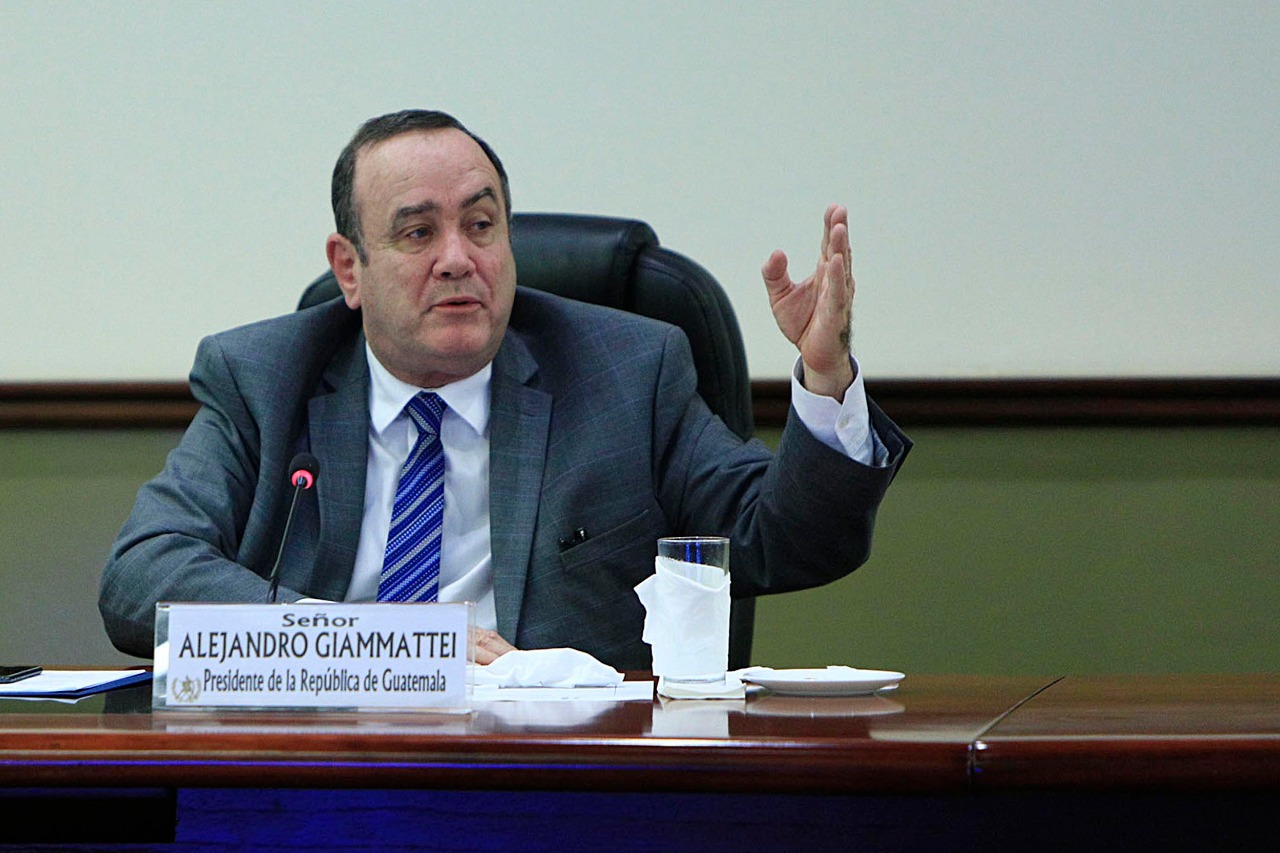 El presidente Alejandro Giammattei no pudo presentar este miércoles la propuesta a la CSJ por guardar cuarentena.  (Foto Prensa Libre: Presidencia)