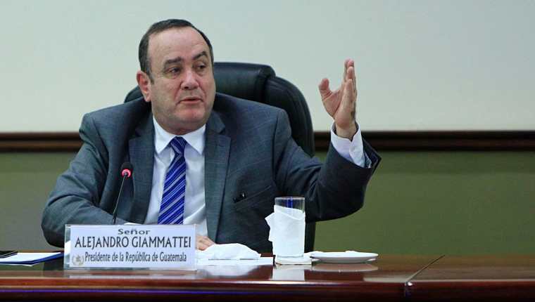 El presidente Alejandro Giammattei no pudo presentar este miércoles la propuesta a la CSJ por guardar cuarentena.  (Foto Prensa Libre: Presidencia)