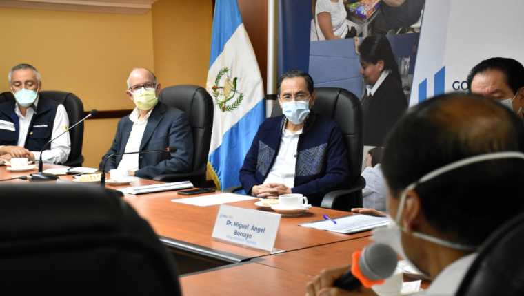 Edwin Asturias, director de la Coprecovid, y Hugo Monroy, ministro de Salud, durante una reunión. (Foto Prensa Libre: Ministerio de Salud).