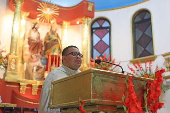 El Padre Érick Alvarado expuso al Santísimo durante la celebración de La Hora Santa en su iglesia. Foto Prensa Libre: Óscar Rivas