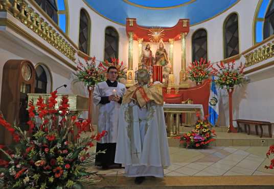 Antes de la bendición final de la Hora Santa, el Padre Érick Alvarado llevó en procesión al Santísimo Sacramento. Foto Prensa Libre: Óscar Rivas