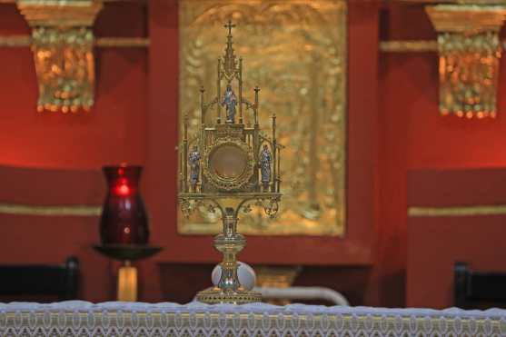 La celebración de la Eucaristía pretende recordar al pueblo católico que Jesús está vivo y está representado en el Santísimo Sacramento en el altar. Foto Prensa Libre: Óscar Rivas