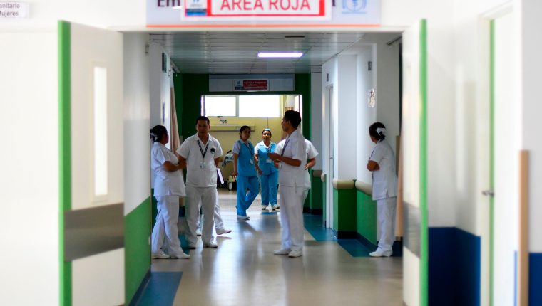 En lo que va de la emergencia por coronavirus las estadísticas determinan que cuatro de cada 100 pacientes fallecen. (Foto Prensa Libre: AFP)
