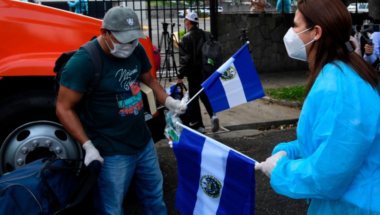 El distanciamiento y las medidas de bioseguridad deberán seguir durante la apertura de actividades en El Salvador. (Foto Prensa Libre: AFP)