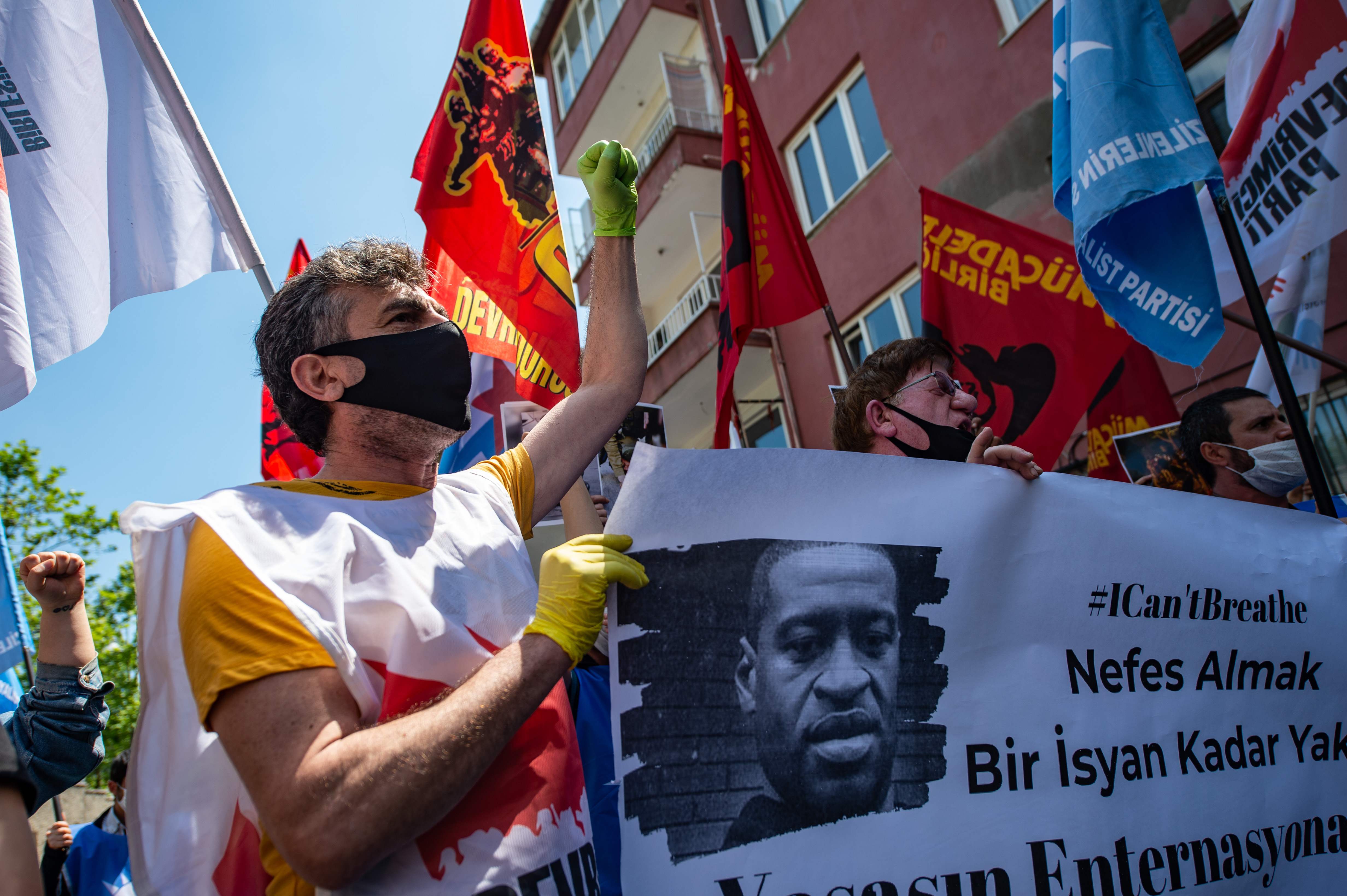 Protesta cerca del consulado de los Estados Unidos en Estambul, el 4 de junio de 2020, por la muerte de George Floyd. (Foto Prensa Libre: AFP).