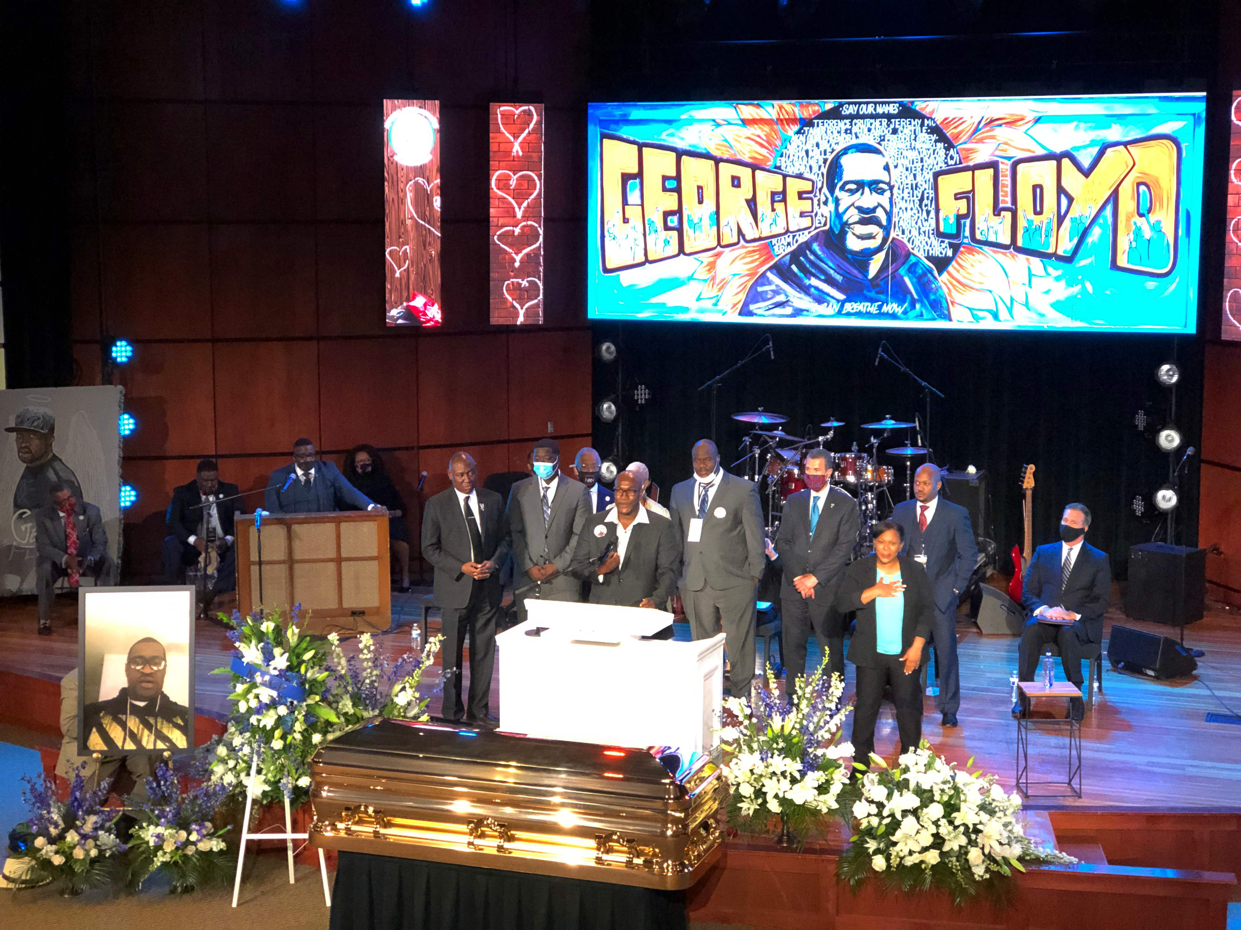 La familia de George Floyd habla durante un servicio conmemorativo para Floyd el 4 de junio de 2020, en el Santuario Frank J. Lindquist de la Universidad Central del Norte en Minneapolis, Minnesota. (Foto Prensa Libre: AFP)