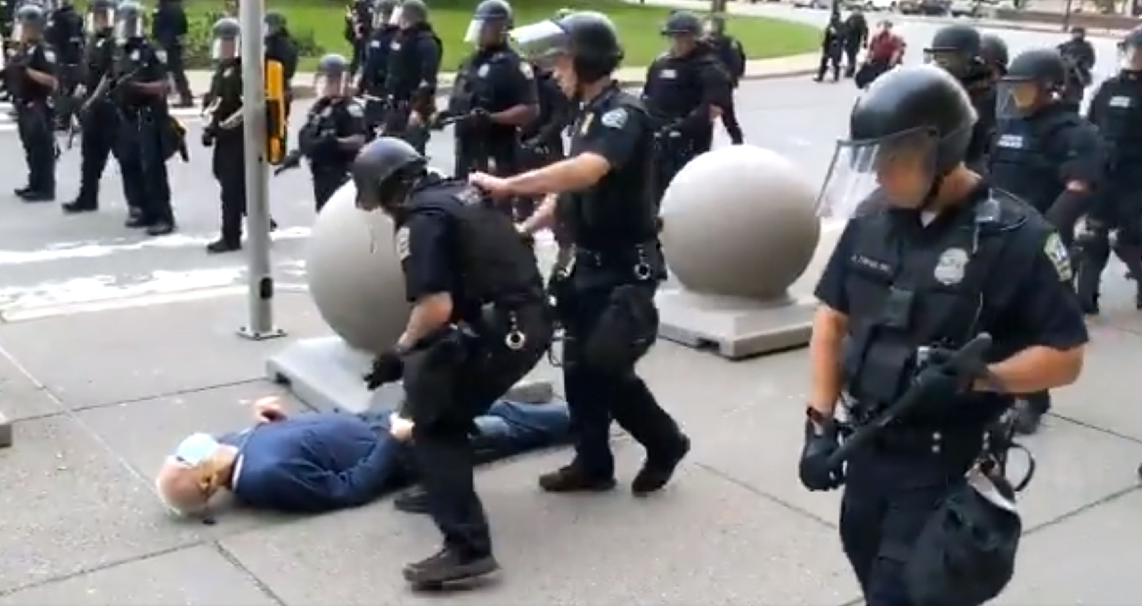 En estas imágenes, cortesía de la estación de televisión National Public Radio (NPR) WBFO y tomadas por Mike Desmond, un manifestante de 75 años cae al suelo después de ser empujado por la policía de Buffalo, Nueva York, el 4 de junio de 2020. (Foto Prensa Libre: AFP).