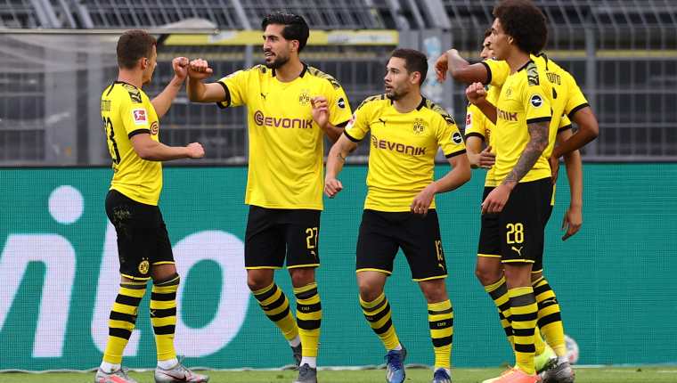 Los jugadores del Dortmund celebraron este sábado. (Foto Prensa Libre: AFP)