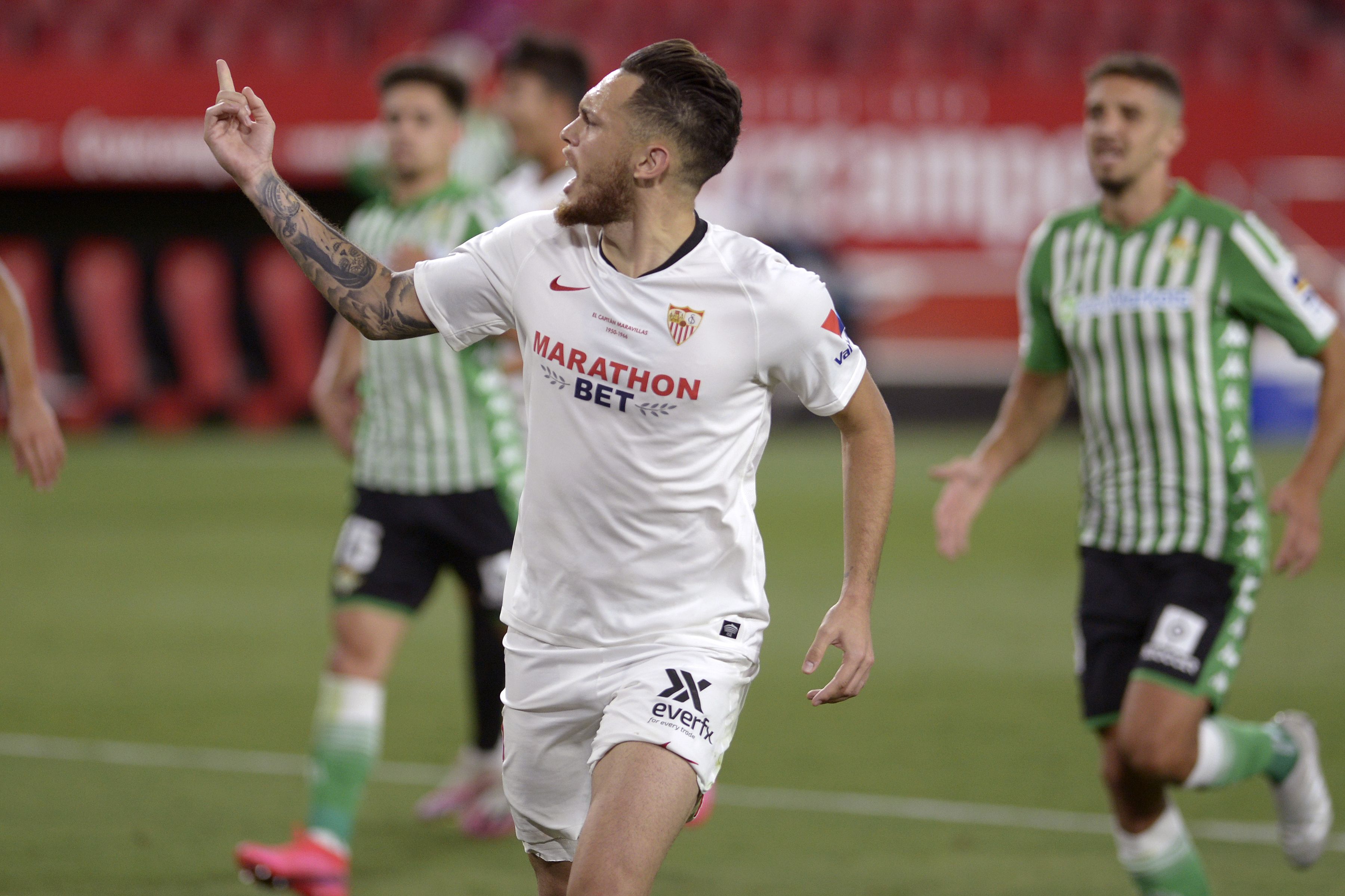 El argentino Lucas Ocampos celebra el primer gol para el Sevilla frente al Betis. (Foto Prensa Libre: AFP)