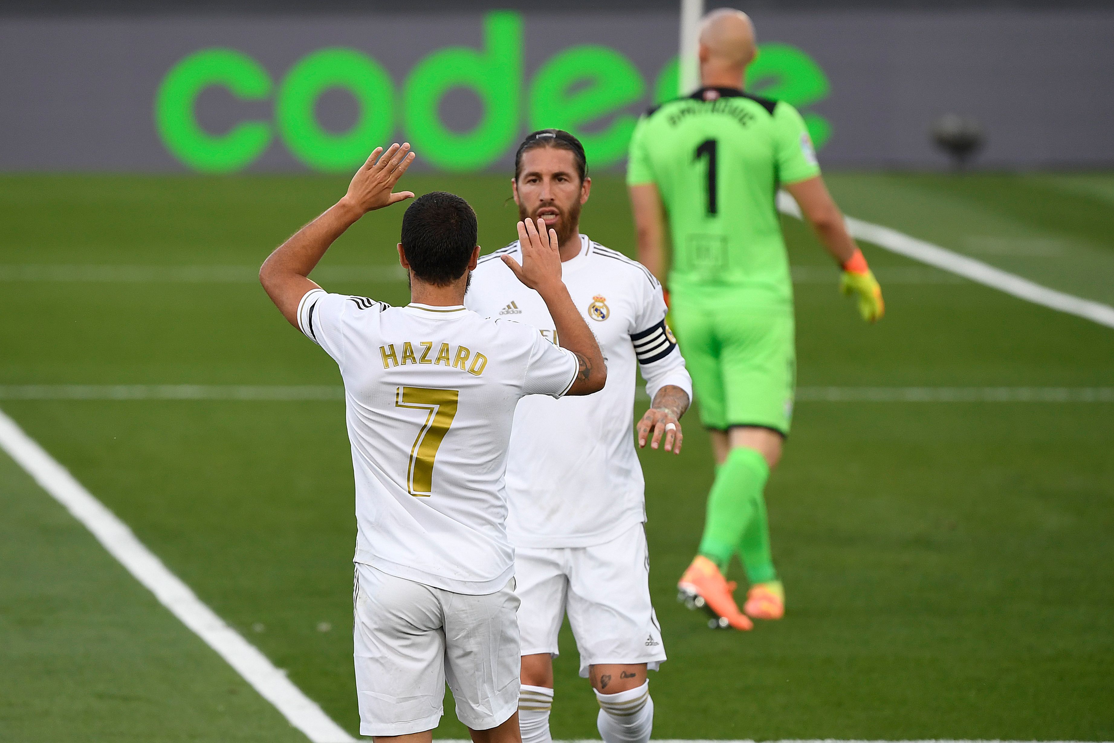 Eden Hazard (7) celebra con Sergio Ramos, después de la anotación de su capitán. Hazard lo asistió. (Foto Prensa Libre: AFP)