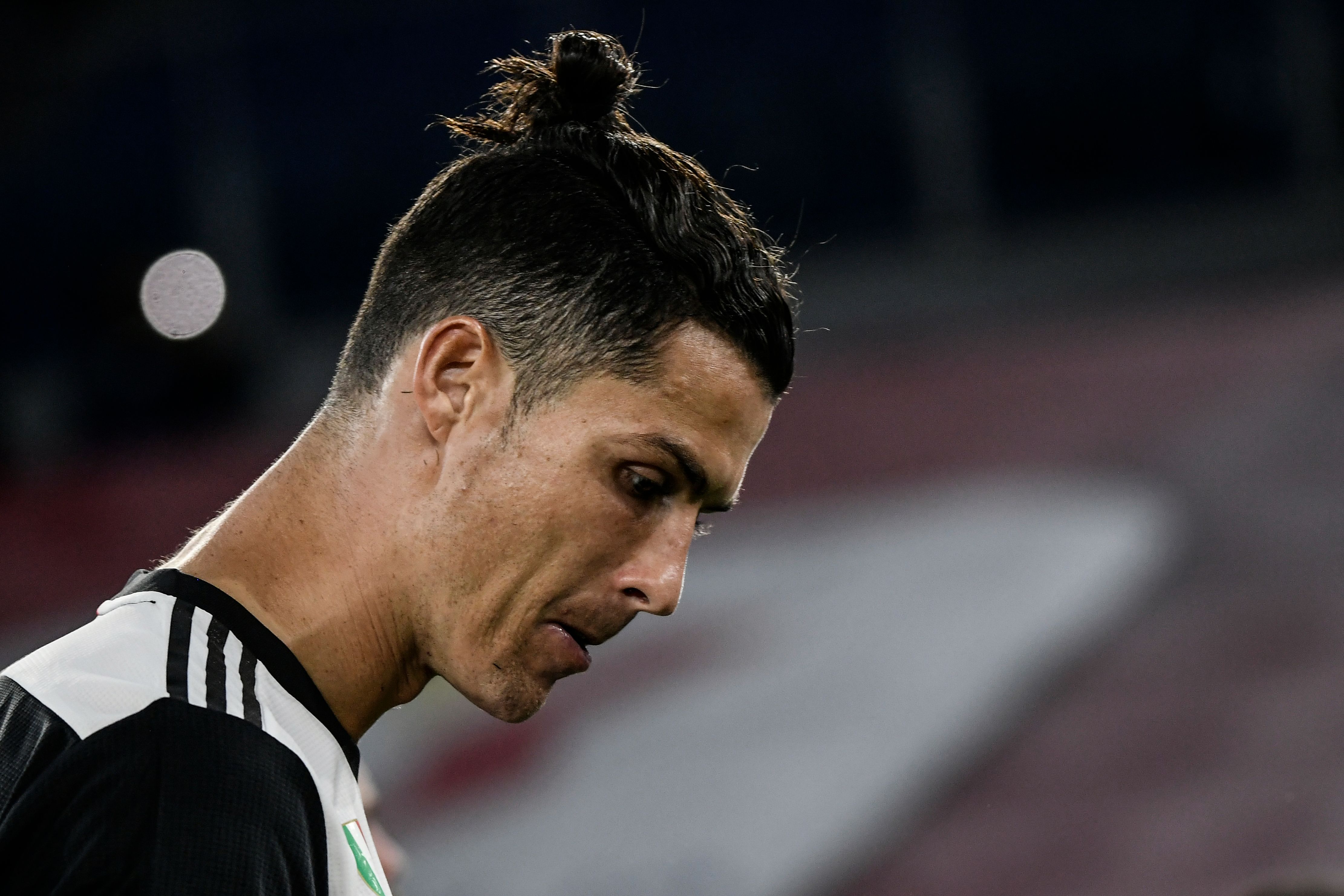 Cristiano Ronaldo se lamentó después de la derrota de la Juventus. (Foto Prensa Libre: AFP)