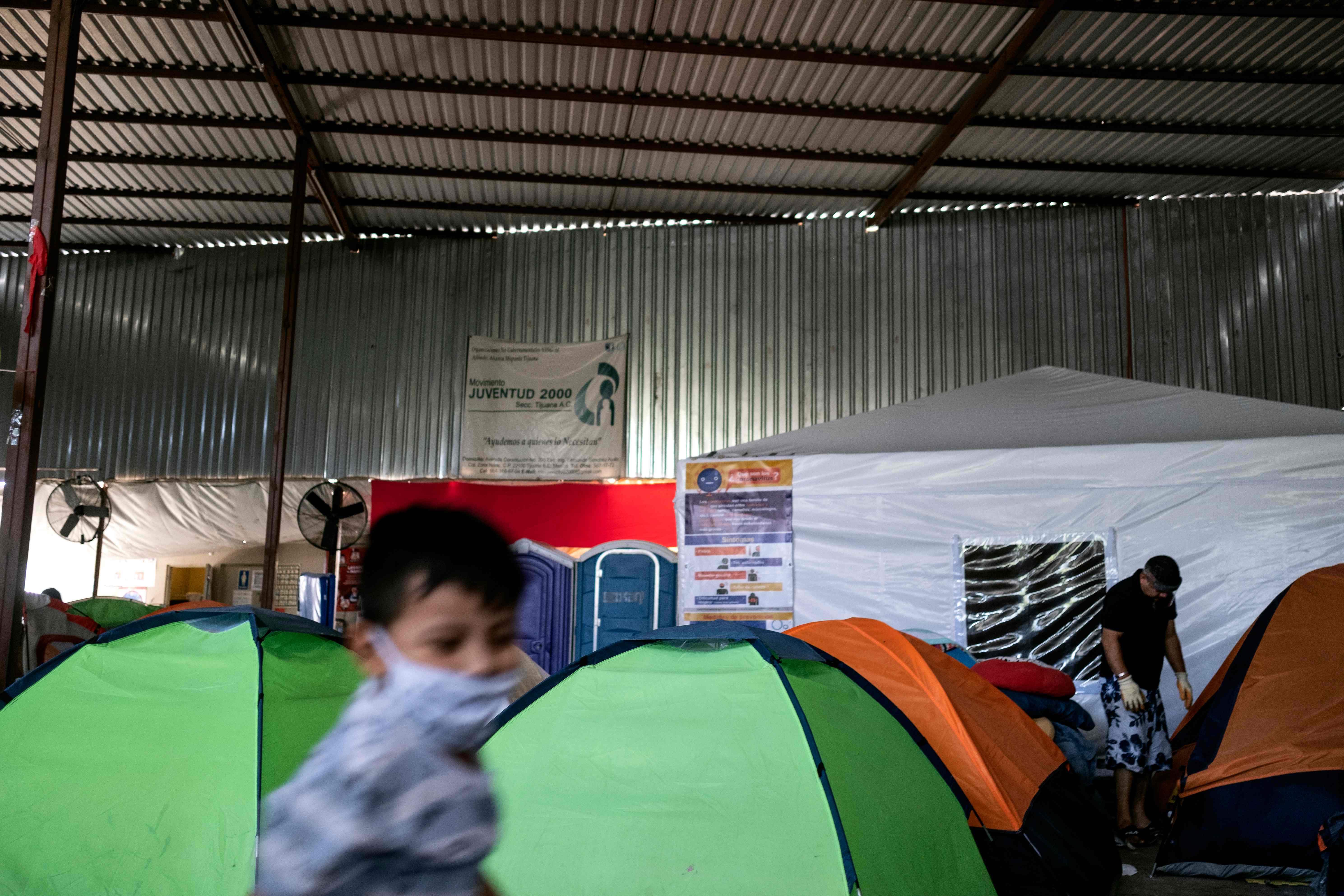 Un niño espera en un albergue de Tijuana México. Cientos aún esperan en las ciudades fronterizas mexicanas a que sean admitidos en EE. UU. (Foto Prensa Libre: AFP)