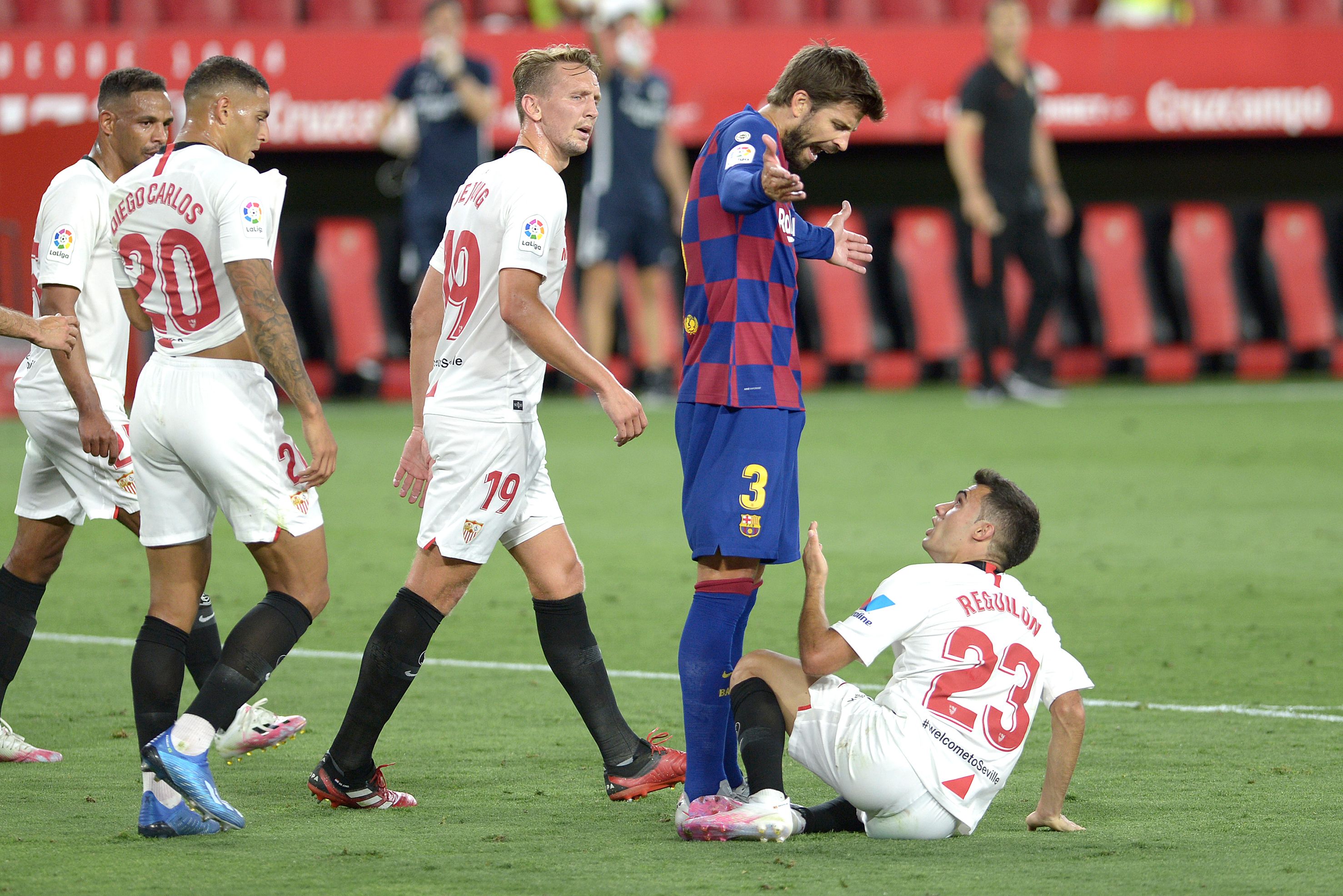 Gerard Piqué terminó molesto en el partido contra el Sevilla y señaló a los árbitros. (Foto Prensa Libre: AFP)