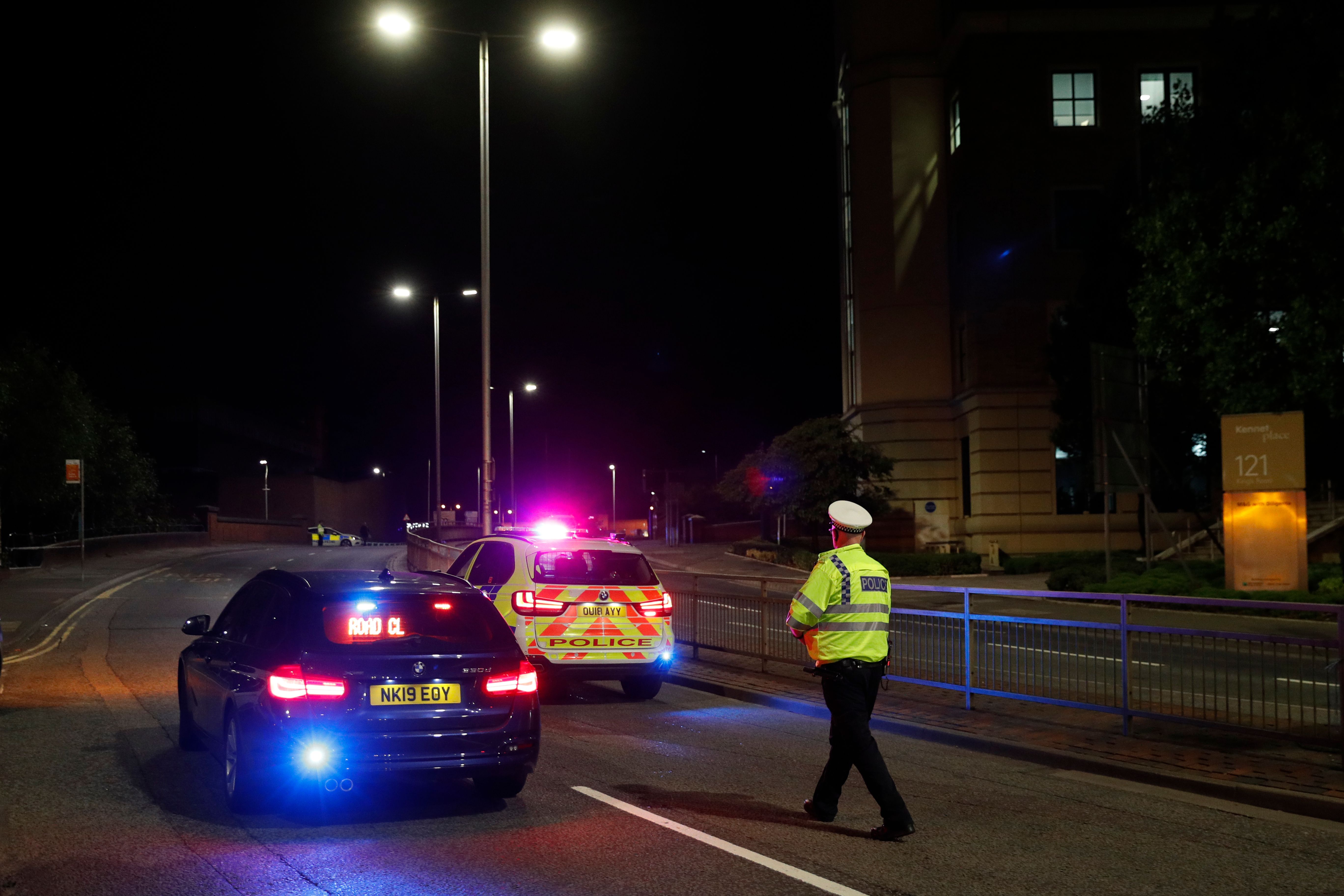 Agentes de la policía establecen cordón de seguridad en Reading, Reino Unido, luego de un ataque con cuchillo que dejó a tres personas fallecidas. (Foto Prensa Libre: Agence France Presse)