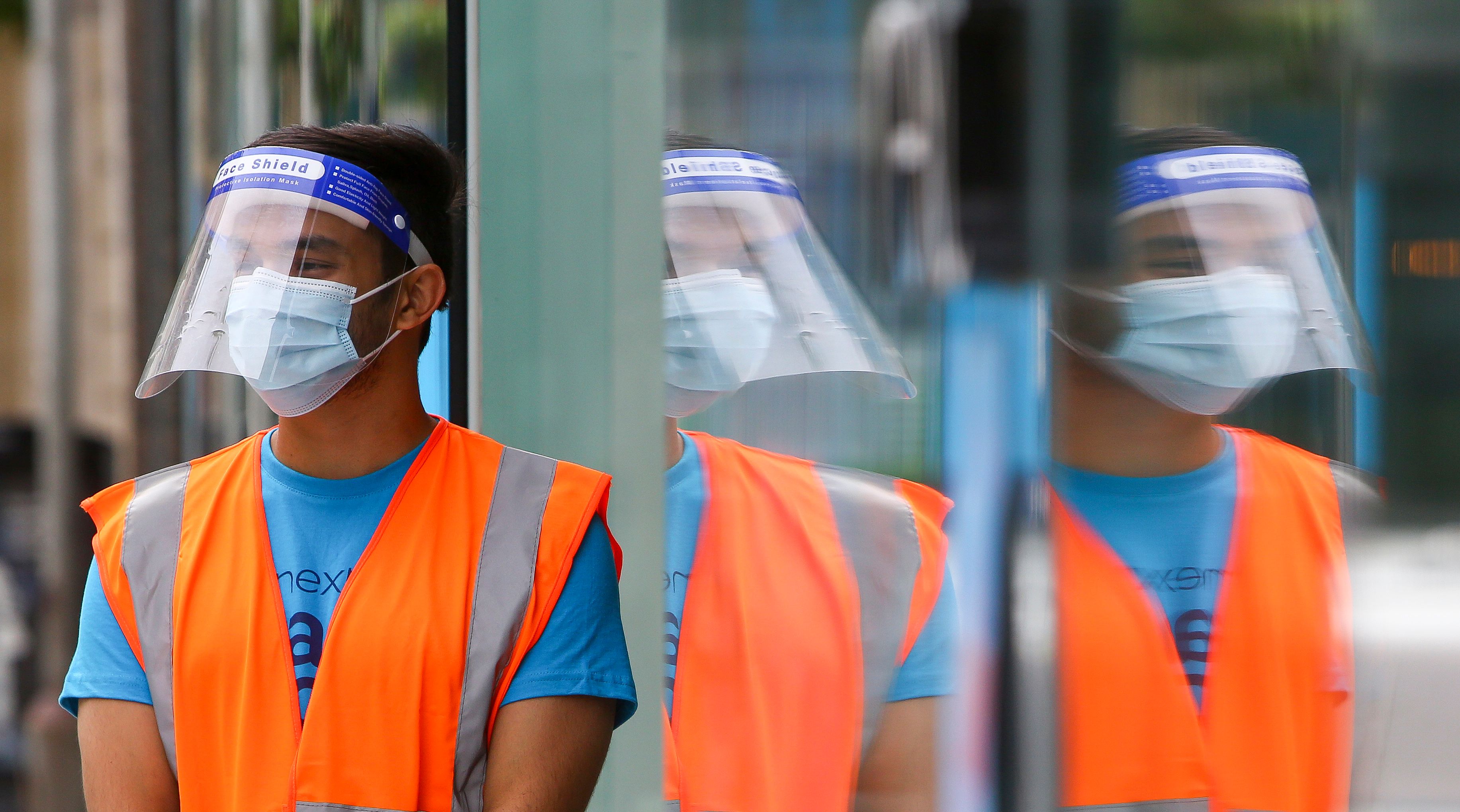 El uso de mascarillas y equipo de protección facial es necesario para prevenir contagios de coronavirus. (Foto Prensa Libre: AFP)