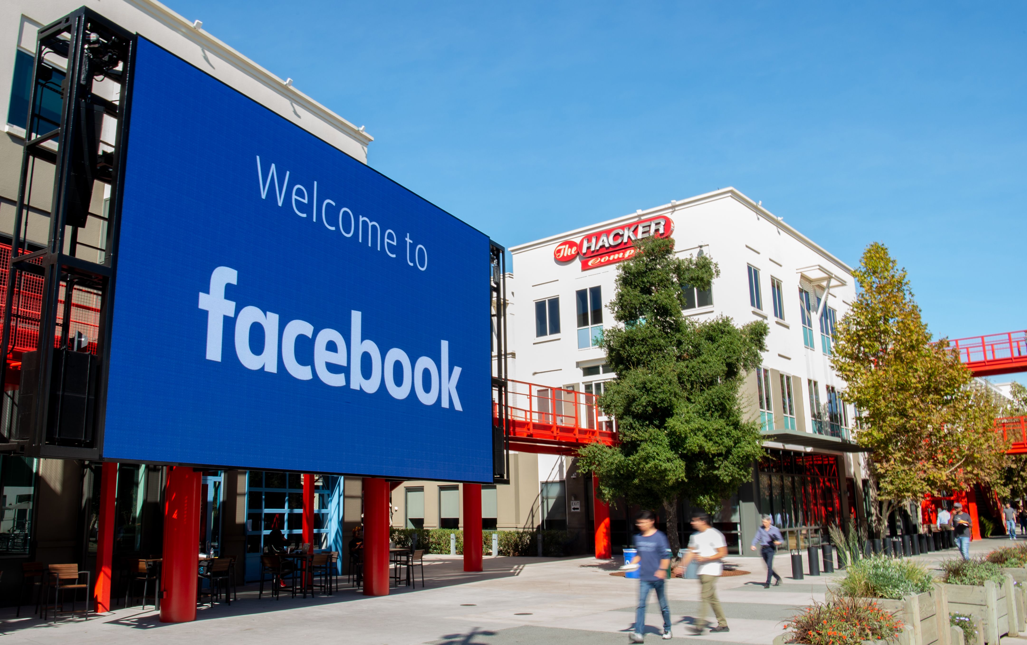Facebook tomó una postura entre eliminar contenidos o no intervenir. (Foto Prensa Libre: AFP)