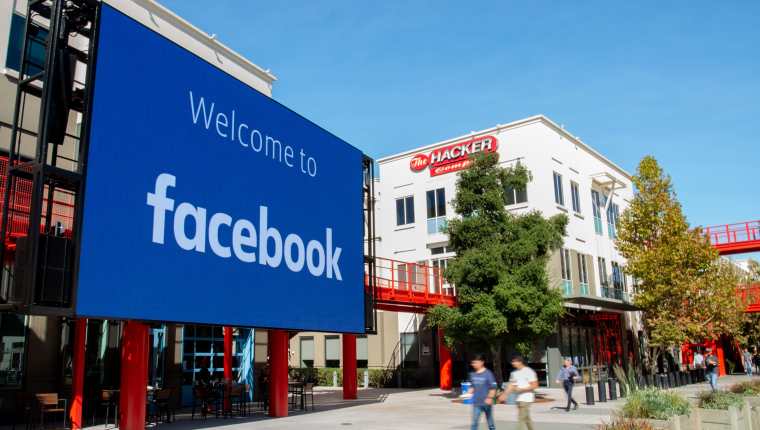 Facebook tomó una postura entre eliminar contenidos o no intervenir. (Foto Prensa Libre: AFP)