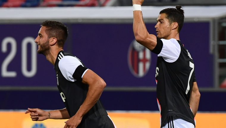 Cristiano Ronaldo celebra la anotación de la Juventus frente a la Bogna. (Foto Prensa Libre: AFP)