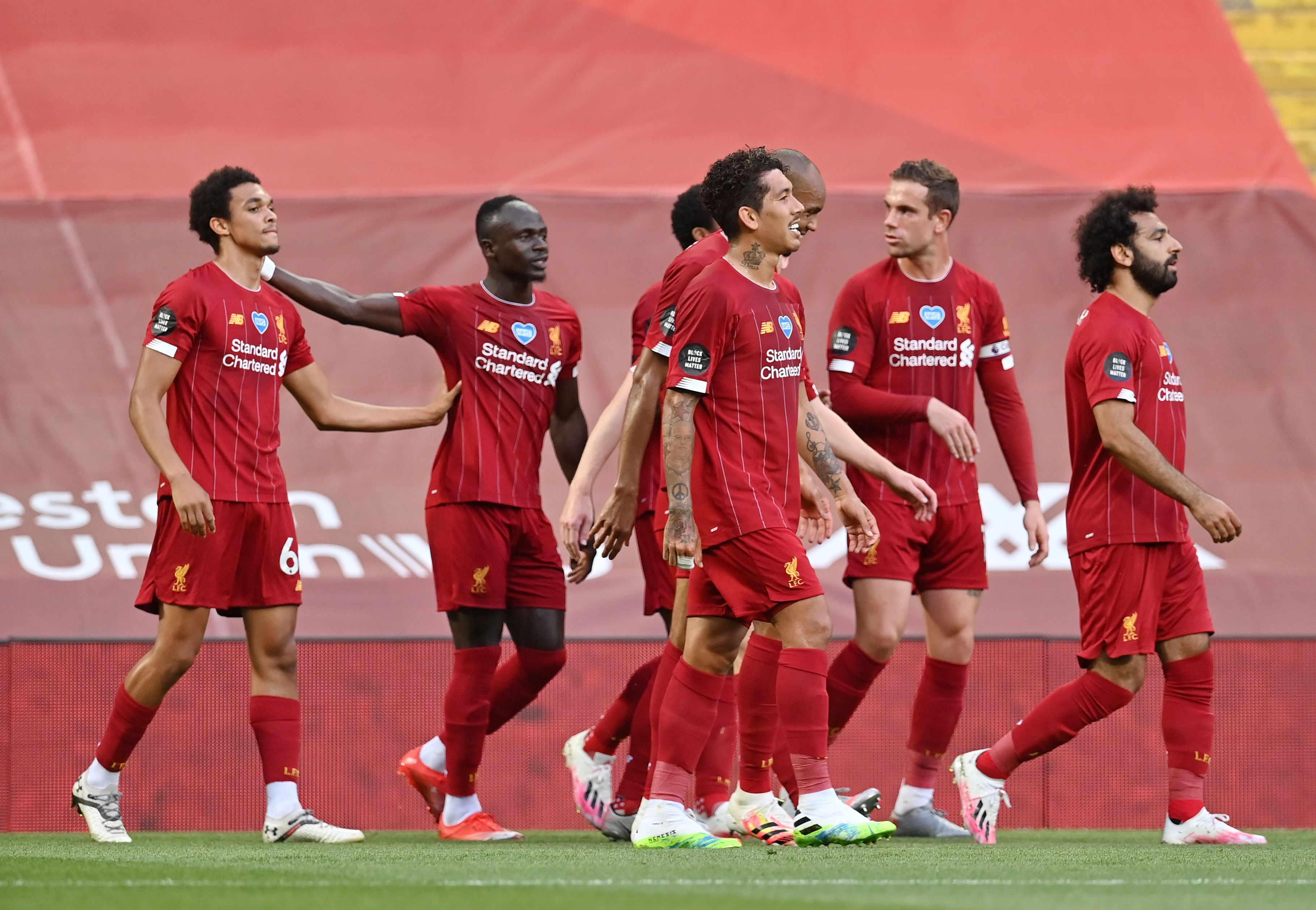 Los jugadores del Liverpool celebran el primer gol de su equipo. (Foto Prensa Libre: AFP)