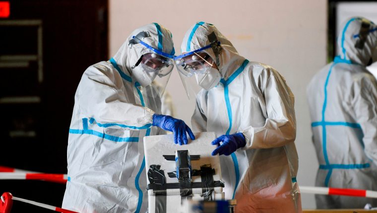 Mientras diferentes tratamientos se aplican contra el covid-19, en el mundo hay varios estudios para hallar vacuna contra el coronavirus. (Foto Prensa Libre: AFP)