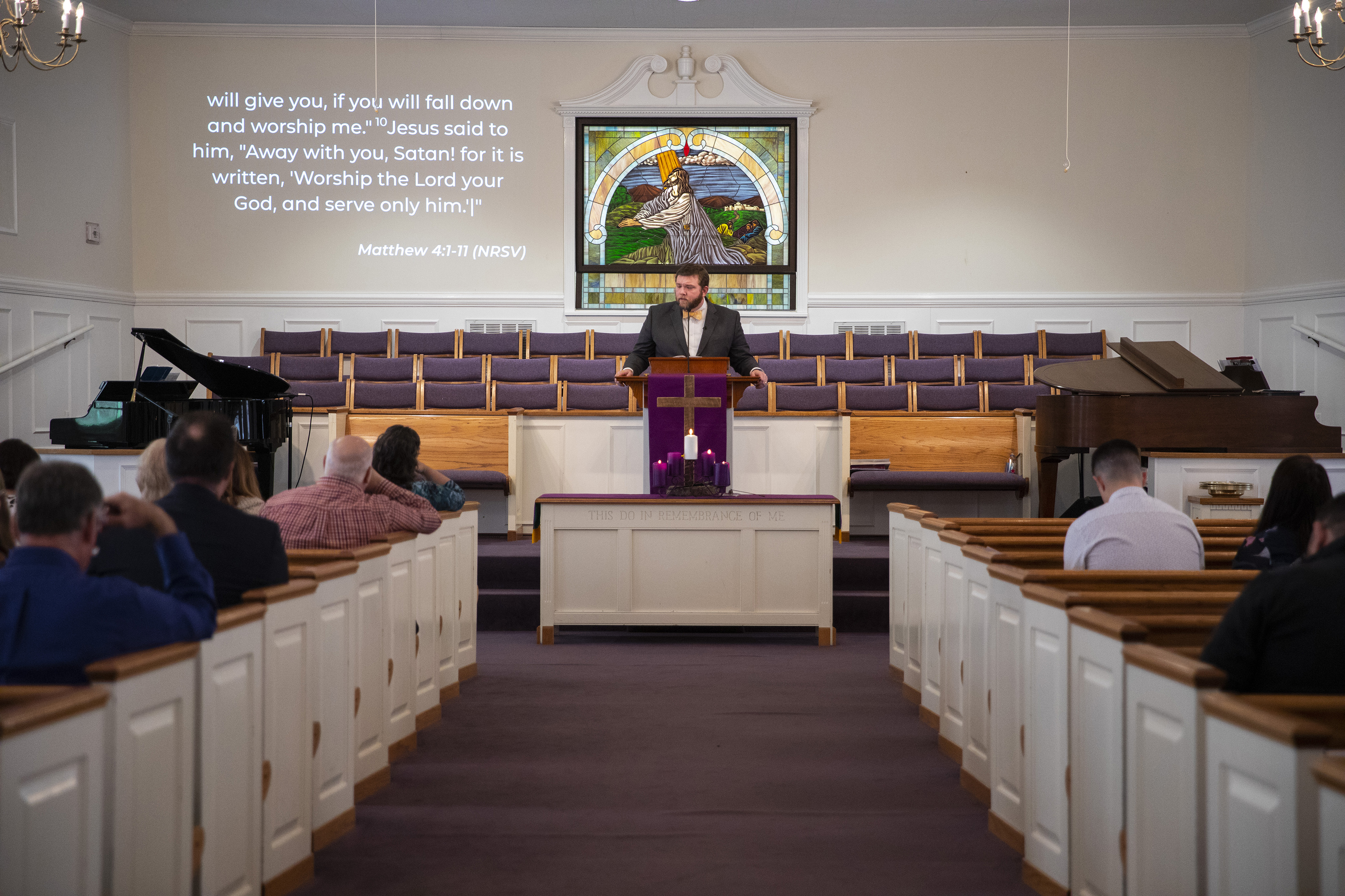 El reverendo Chris Thomas da un sermón en la Primera Iglesia Bautista de Williams en Jacksonville, Alabama, el 1.° de marzo de 2020. (Calla Kessler/The New York Times)