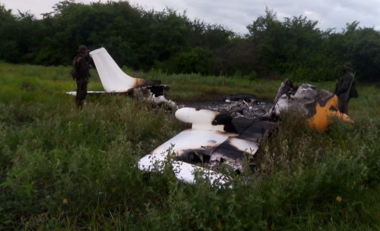 Avioneta que fue localizada quemada en Retalhuleu. (Foto Prensa Libre: Ejército de Guatemala). 