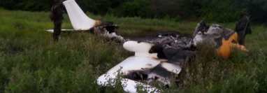 Avioneta que fue localizada quemada en Retalhuleu. (Foto Prensa Libre: Ejército de Guatemala). 