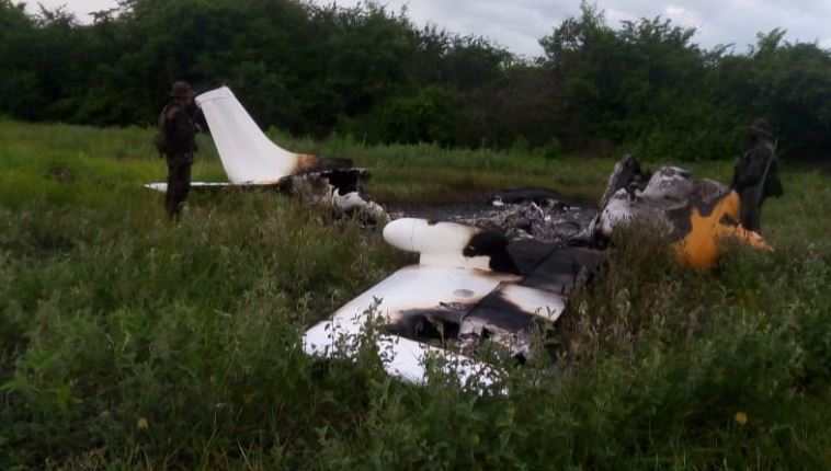 Avioneta que fue localizada quemada en Retalhuleu. (Foto Prensa Libre: Ejército de Guatemala). 