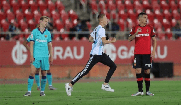 Aficionado intentó alcanzar a Messi en el juego Mallorca vs Barcelona. (Foto Prensa Libre: EFE)