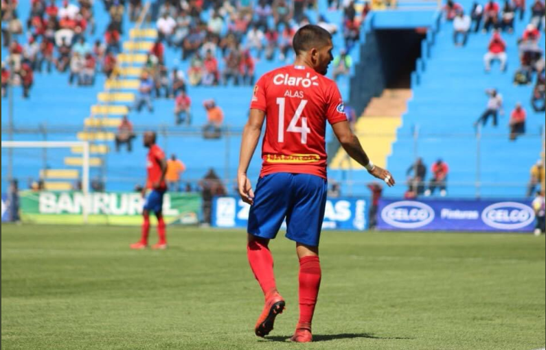 El 14 representa al salvadoreño Jaime Alas con la afición de los rojos. (Foto Prensa 
 Libre: Jaime Alas) 